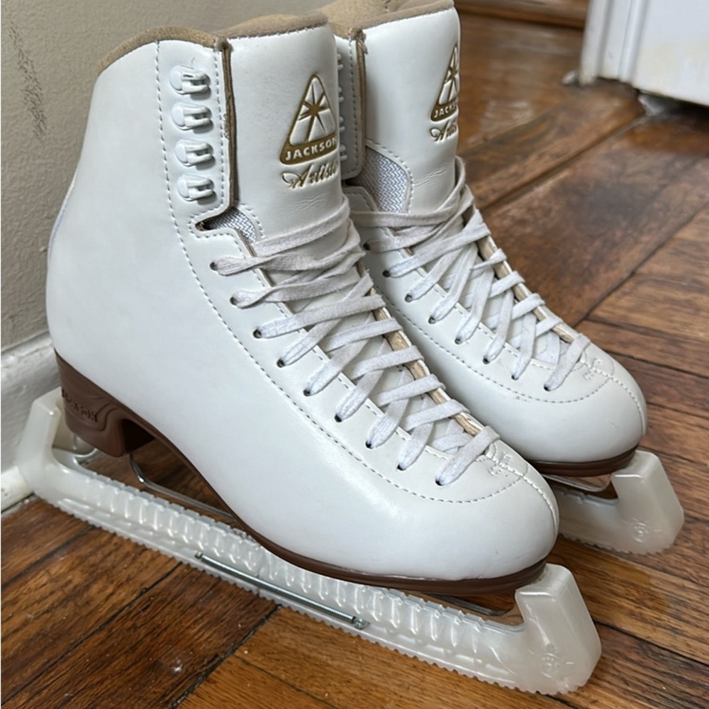Jackson Ultima Ladies Artiste Figure Skates with Mark IV Blade